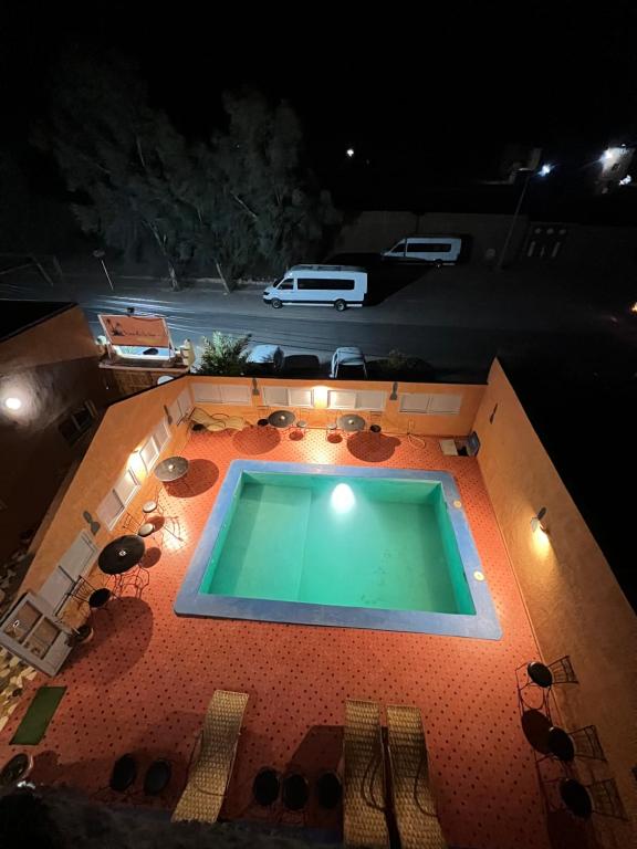 een uitzicht op een zwembad in de nacht bij La Baraka Auberge in Aït Ben Haddou