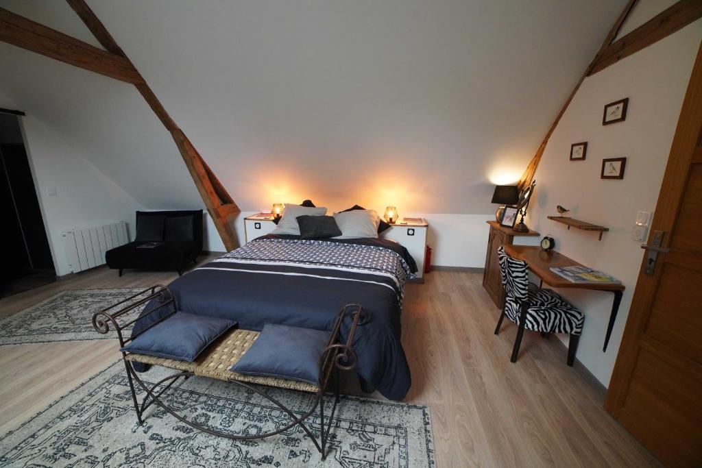 1 dormitorio con 1 cama grande con almohadas azules en Clos Almahe, en Gainneville