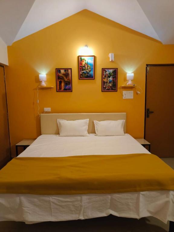 Ένα ή περισσότερα κρεβάτια σε δωμάτιο στο GLEN RESIDENCY