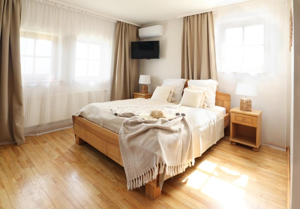 Un dormitorio con una cama con una manta. en Prie Mariu, en Nida