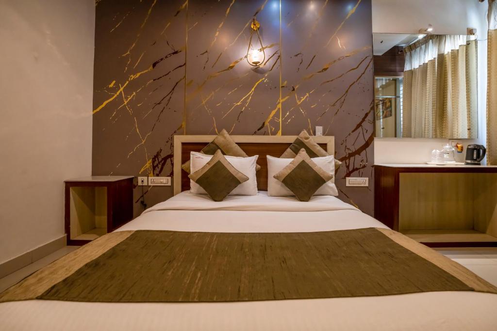 Voodi või voodid majutusasutuse Aishwarya Suites toas