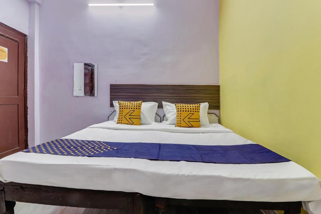 OYO Flagship Hotel Bhaskar房間的床