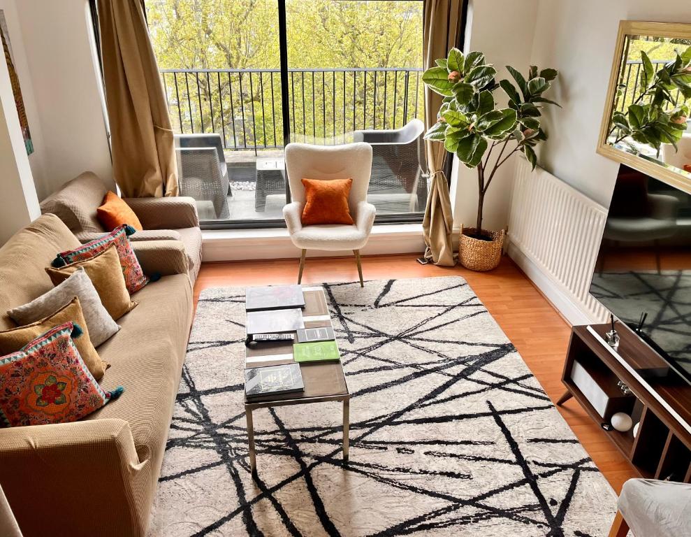 een woonkamer met een bank en een tafel bij Hyde park,2 Bedrooms 2Bathrooms, Perfect for Families! in Londen