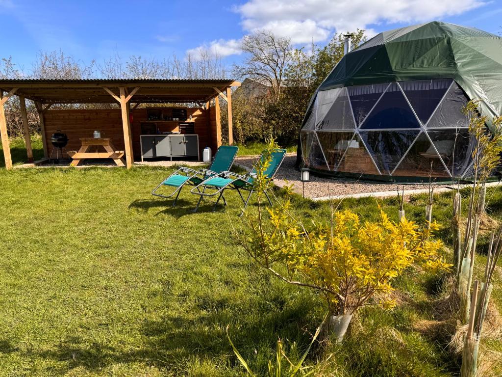 yurta con 2 sillas y mesa de picnic en un patio en Geodesic Dome Glamping en Llanidloes