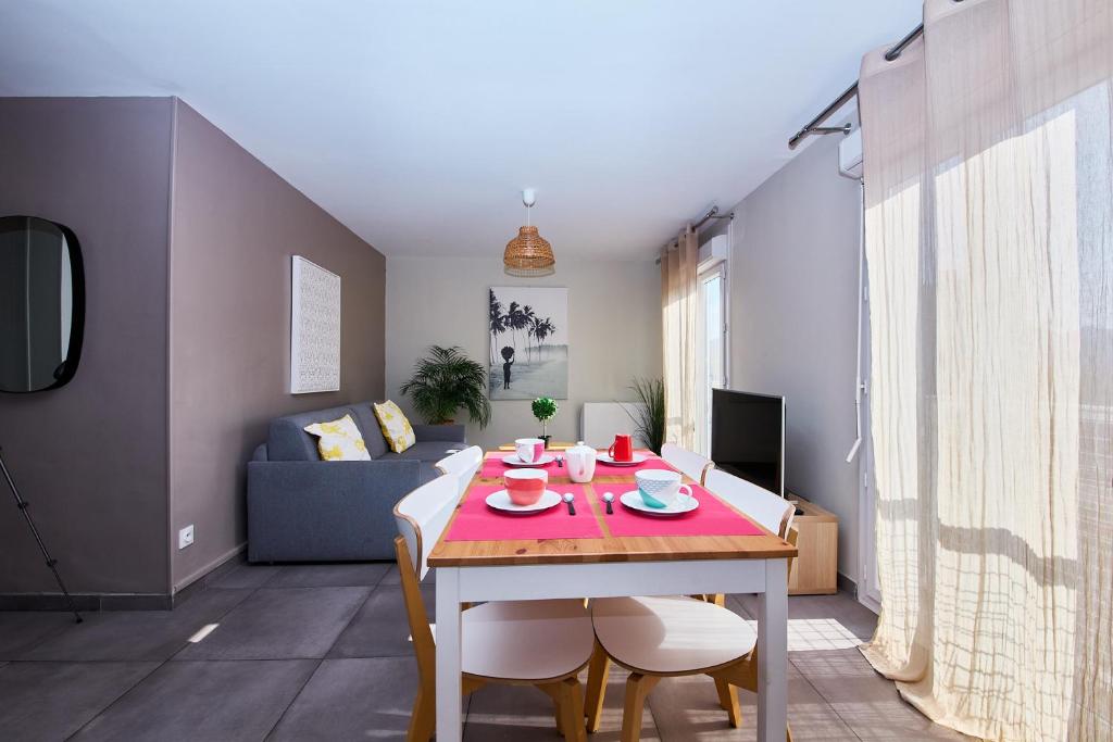 un salon avec une table et un canapé dans l'établissement Logement entier vue mer T3 - plages 15 mn 9ème, à Marseille