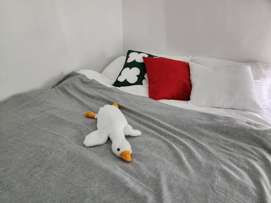 un pájaro disecado sobre una cama en Near Mangwon Market, 5mins to Hongdae Station by car en Seúl