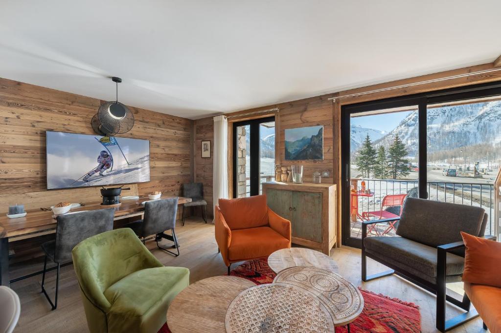 a living room with a view of a mountain at Appartement Fusée - LES CHALETS COVAREL in Le Joseray