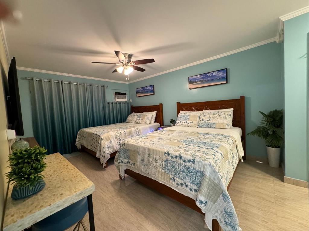 Aloha Waikiki Condo 2Beds, 2Baths, Free Parking.にあるベッド