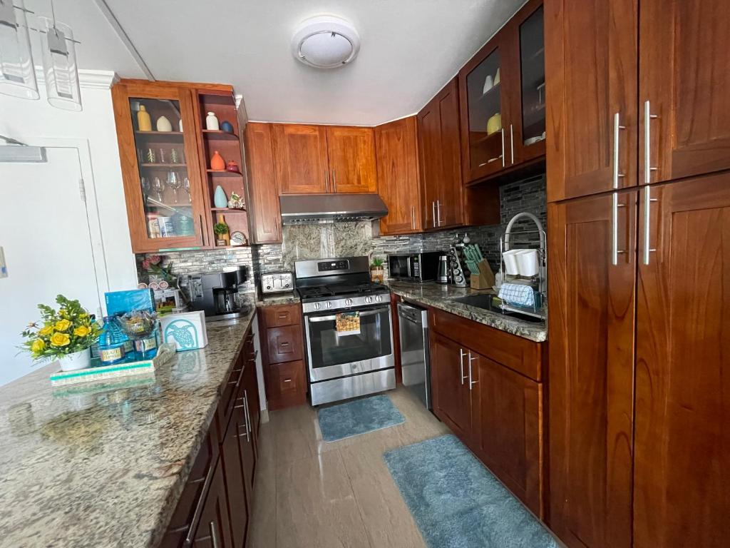 Aloha Waikiki Condo 2Beds, 2Baths, Free Parking.にあるキッチンまたは簡易キッチン