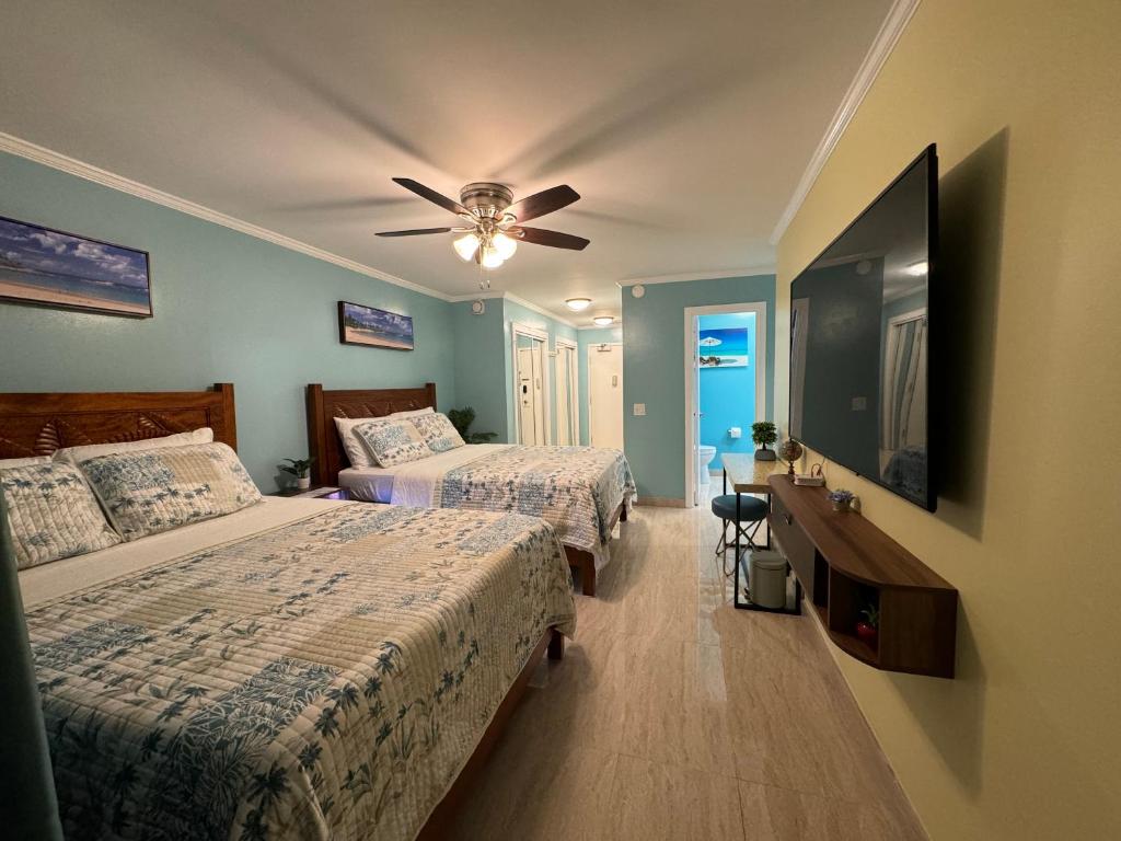 Aloha Waikiki Condo 2Beds, 2Baths, Free Parking.にあるベッド