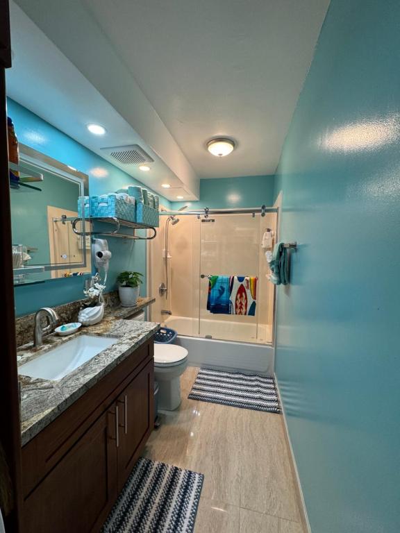 Aloha Waikiki Condo 2Beds, 2Baths, Free Parking.にあるバスルーム