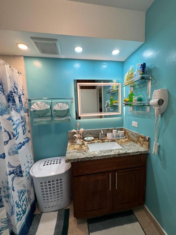 Aloha Waikiki Condo 2Beds, 2Baths, Free Parking.にあるバスルーム