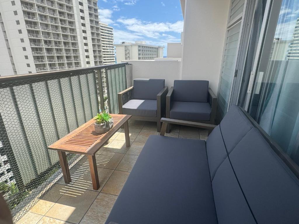 Aloha Waikiki Condo 2Beds, 2Baths, Free Parking.にあるバルコニーまたはテラス