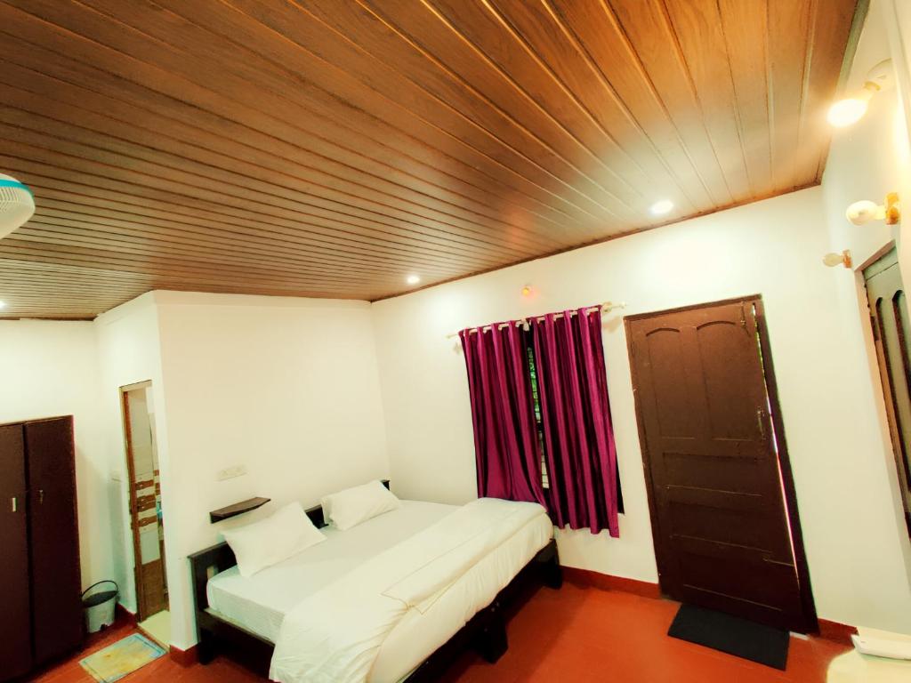 Postel nebo postele na pokoji v ubytování Humble Nest Coorg