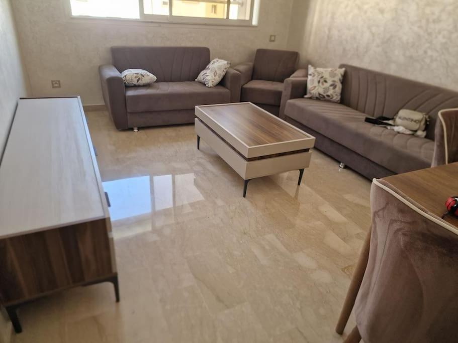 - un salon avec deux canapés et une table basse dans l'établissement Logement élégant au cœur d'Agadir avec piscine, à Agadir