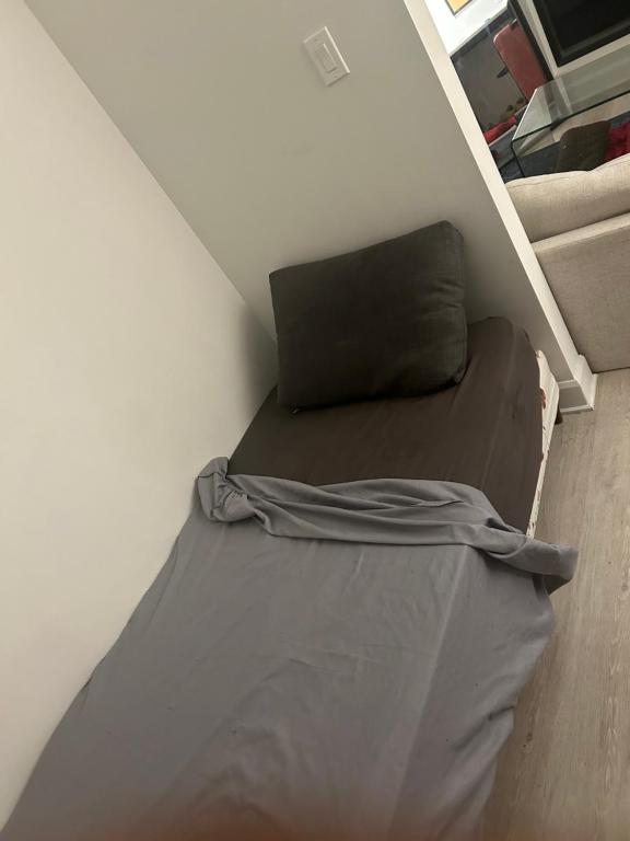 un letto in una stanza con un cuscino sopra di Studio Ottawa a Ottawa