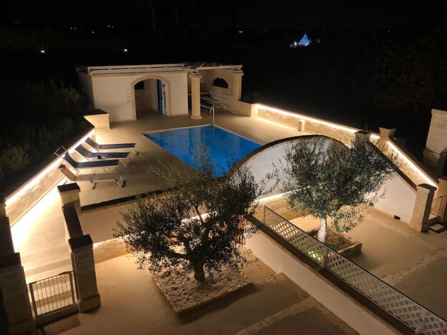 einen Blick über den Pool in der Nacht in der Unterkunft Villa Lina Monopoli relax in Antonelli
