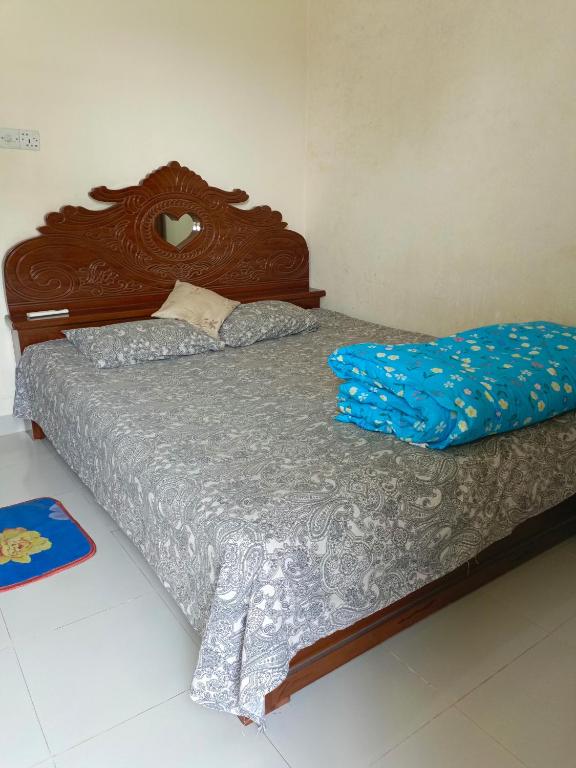1 cama con cabecero de madera en una habitación en Star Night stay family Studio AC Apartment, en Dhaka