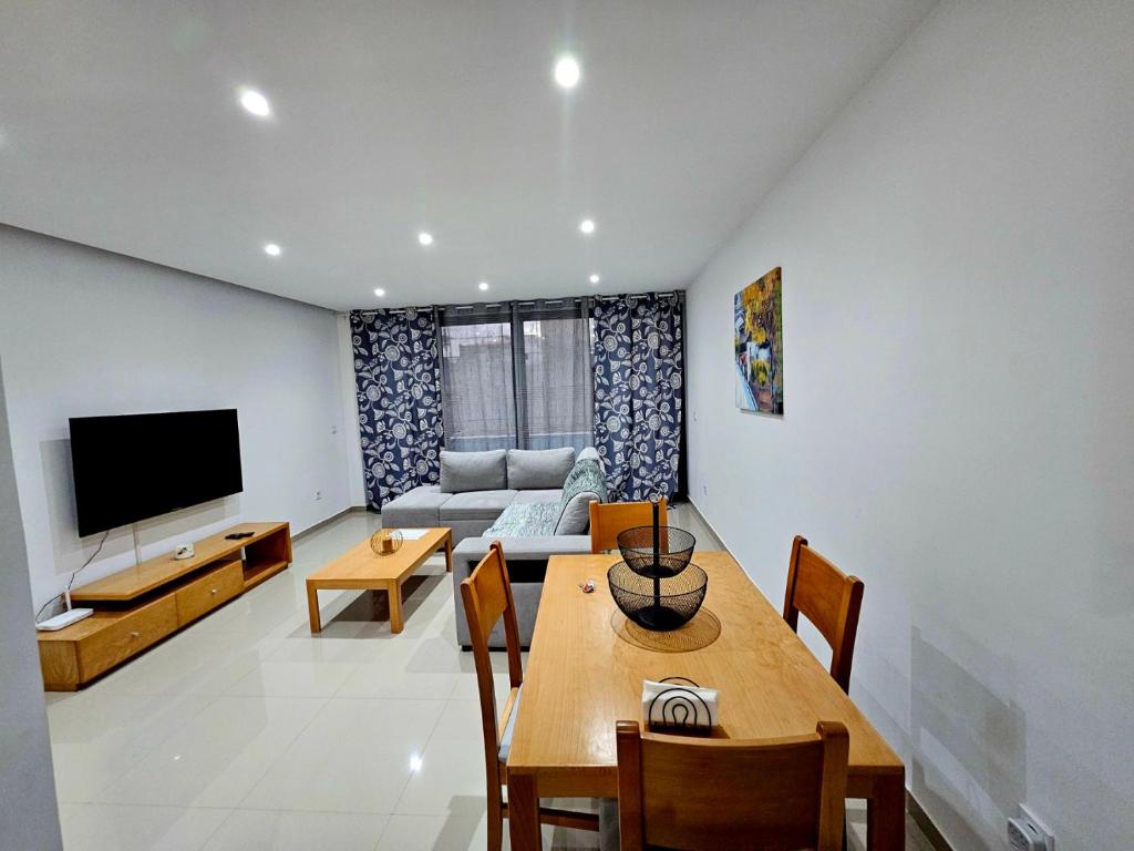 普拉亚Kingfisher 2A and Seagull 4A Plateau Apartments on Rua Pedonal Praia Cape Verde的带沙发和桌子的客厅
