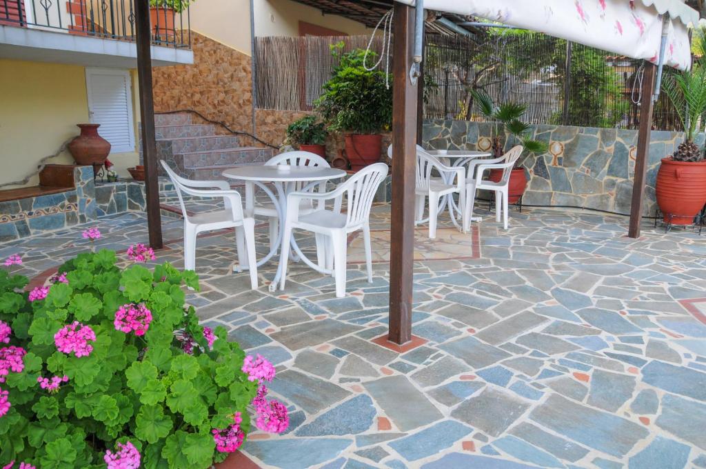 Patio nebo venkovní prostory v ubytování Nefeli Rooms