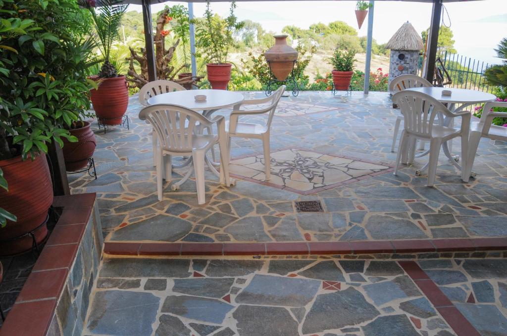 Patio nebo venkovní prostory v ubytování Nefeli Rooms