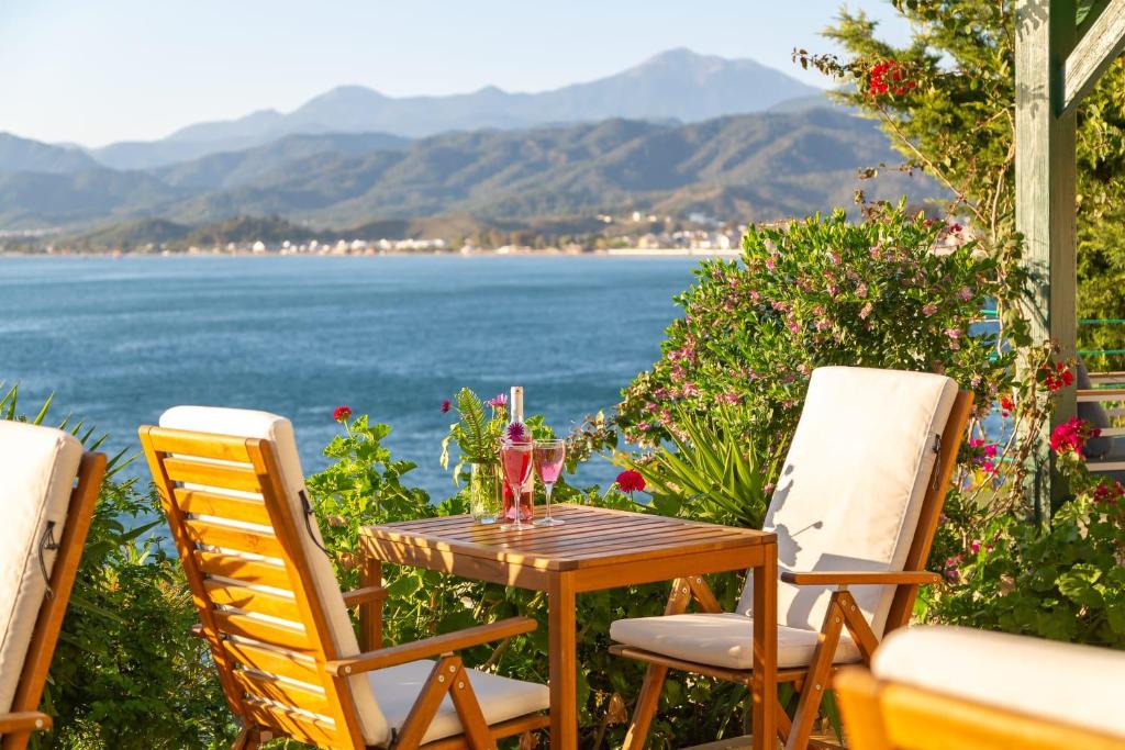 una mesa y sillas con vistas al agua en Villa Sofia Ada (with yacht parking), en Fethiye