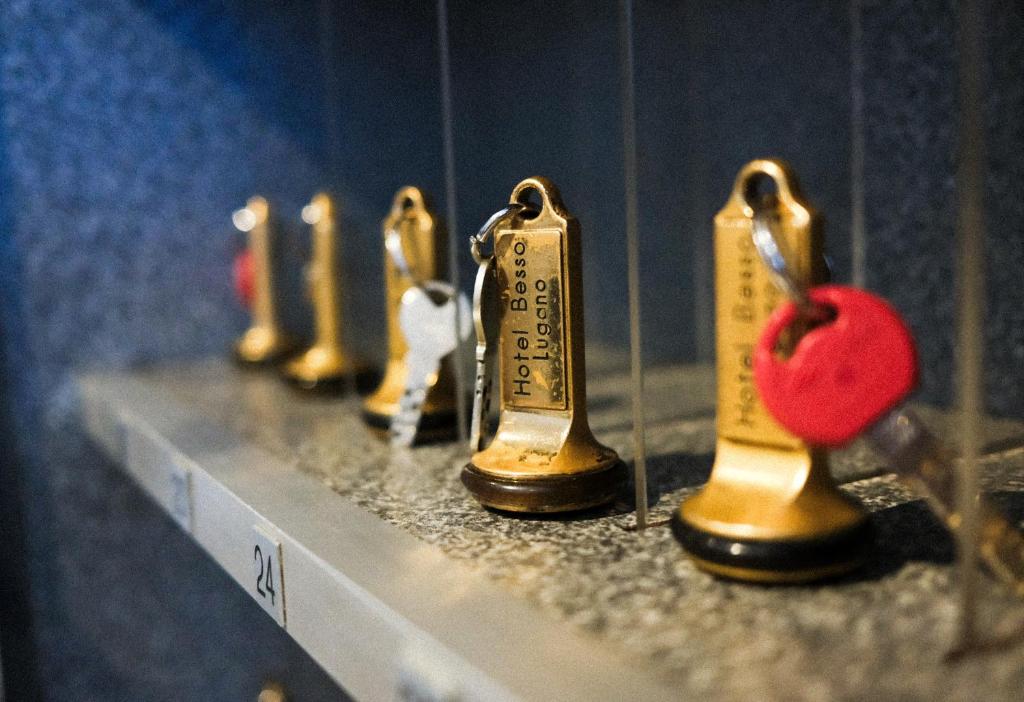 una fila de premios de oro en un mostrador en Hotel Besso Lugano Center, en Lugano