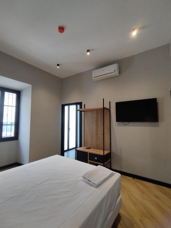 TV a/nebo společenská místnost v ubytování Sweet Sevilla Hostel