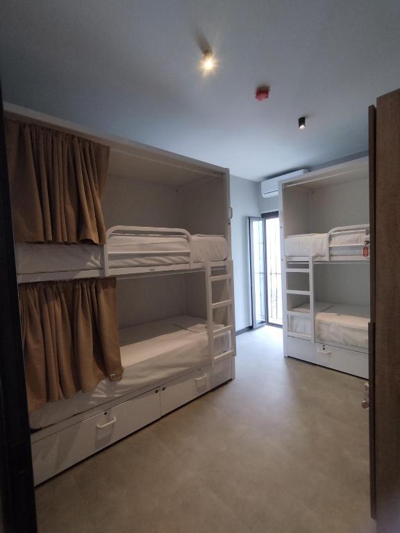 Postel nebo postele na pokoji v ubytování Sweet Sevilla Hostel