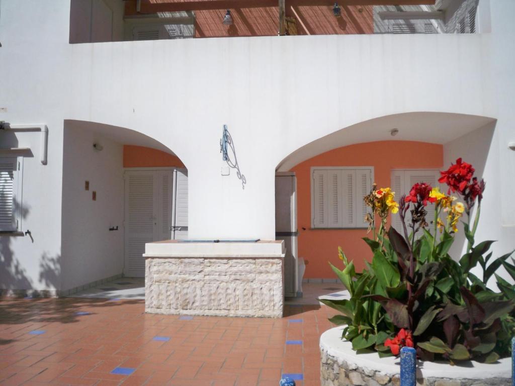 a room with a plant in a vase with flowers at L'Isolana Case Vacanza Alloro 3 in Ponza