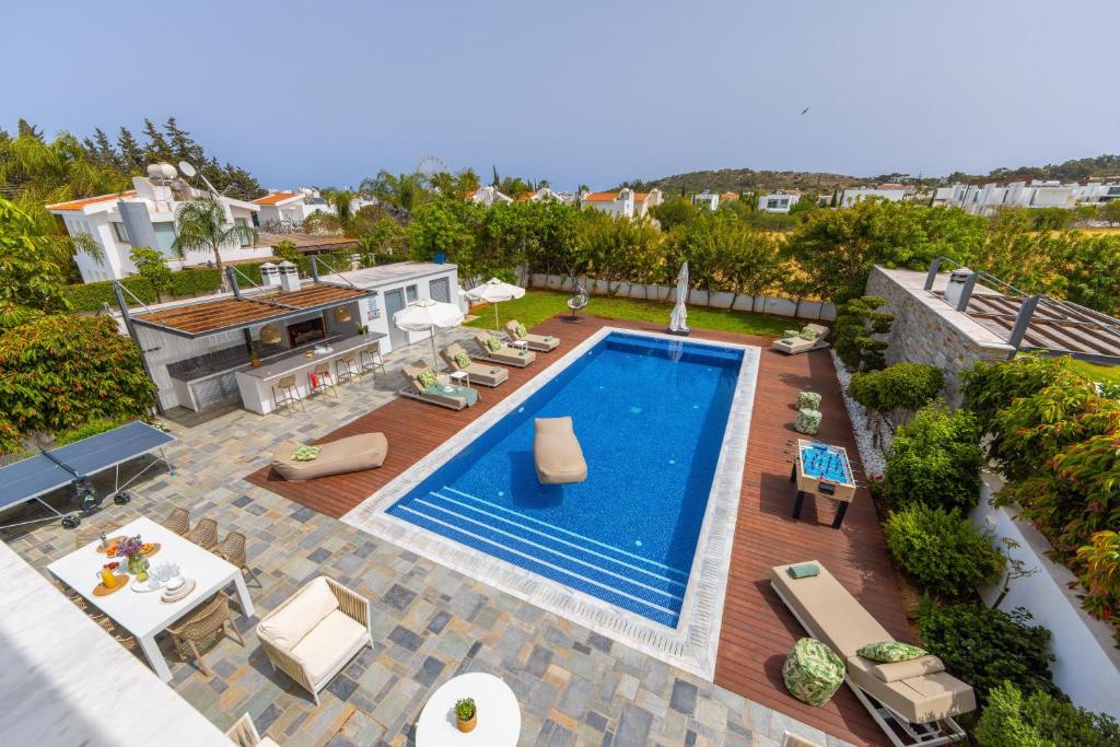 una vista aérea de una piscina en una villa en Green Heaven Villa 3, en Protaras