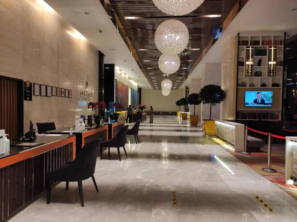 eine Lobby mit Stühlen und eine Bar in einem Gebäude in der Unterkunft The Platinum Suite Kuala Lumpur By Home Style in Kuala Lumpur