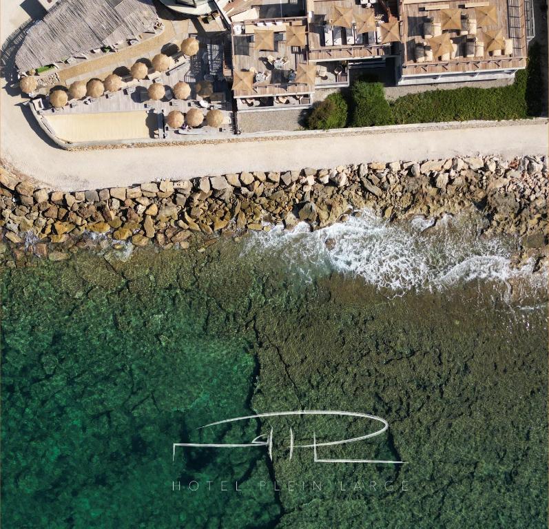 una vista aérea de una playa con casas y agua en Hotel Plein Large, en Bandol