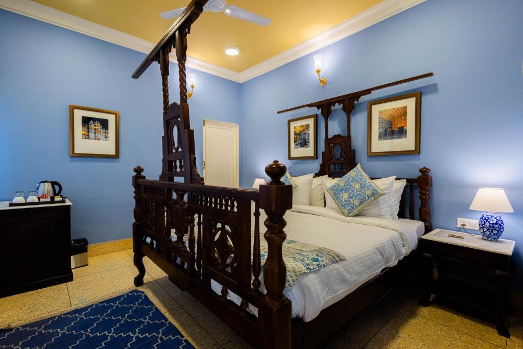 1 dormitorio con 1 cama grande y paredes azules en Sheel Mahal- Near Hawa Mahal, en Jaipur