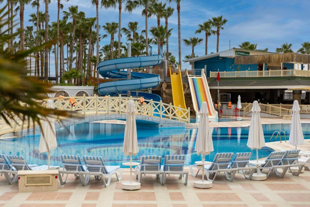 Bazén v ubytování Holiday Garden Resort- Ultra All İnclusive nebo v jeho okolí