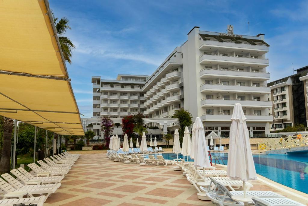 Bazén v ubytování Holiday Garden Resort- Ultra All İnclusive nebo v jeho okolí