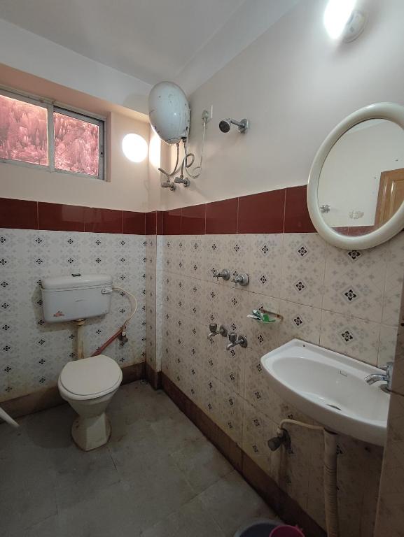 Koupelna v ubytování Krishna Inn