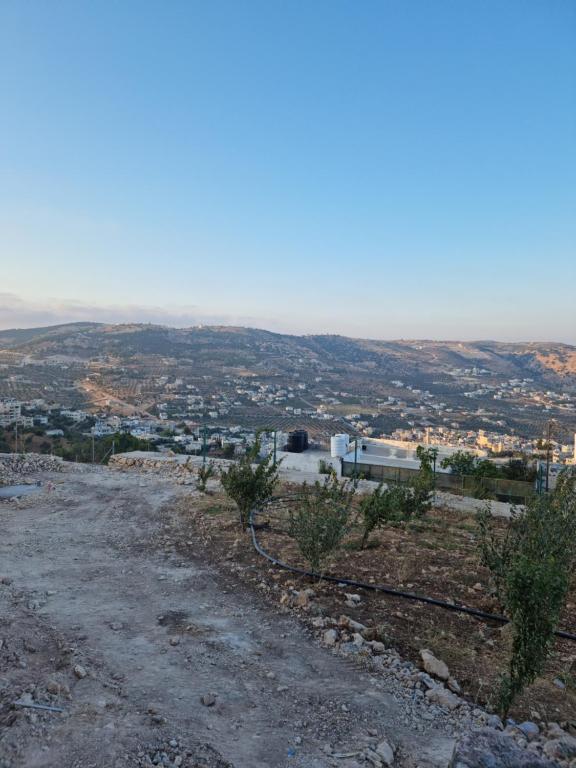 een uitzicht vanaf de top van een heuvel bij الاردن جرش سوف المناره بالقرب من لواء قصبة جرش شاليه الكوت الاردني in Khirbat Ra”s al Madīnah