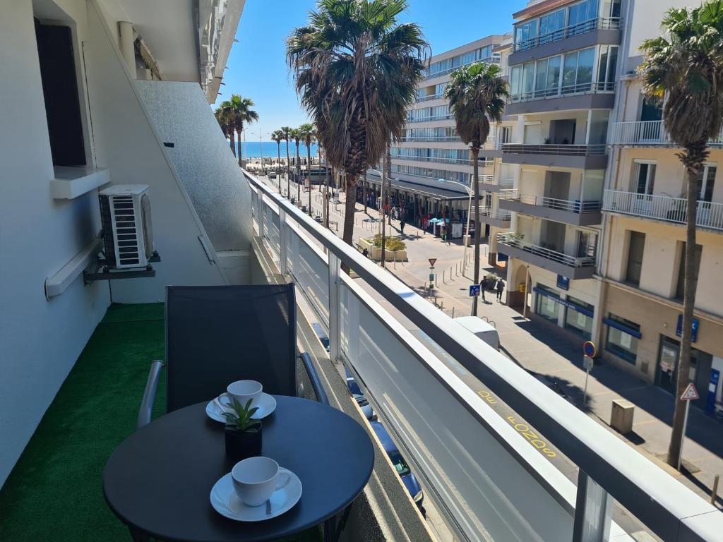 d'un balcon avec une table et une vue sur la plage. dans l'établissement Appartement Mediterranée 150m de la Plage, à Canet