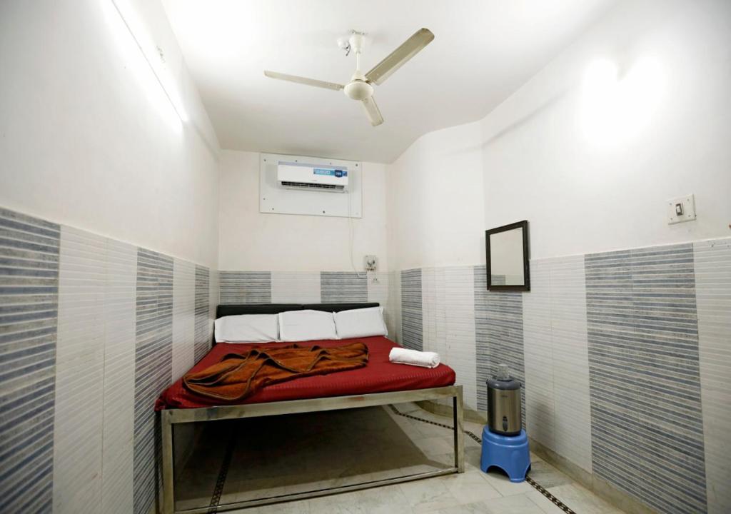 a small room with a bed in a bathroom at Hotel Gulshan E Razia Manzil in Ajmer