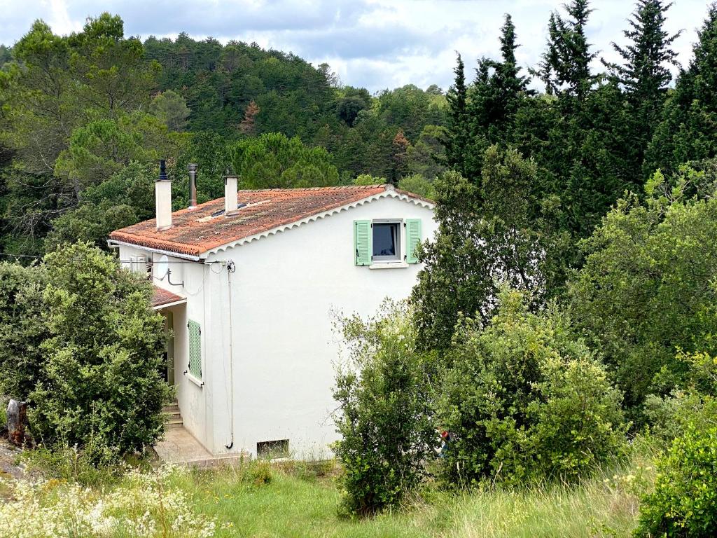 een klein wit huis met een rood dak bij Yaor Shiatsu Yoga soins, stages, retraites avec jacuzzy in Ladern-sur-Lauquet