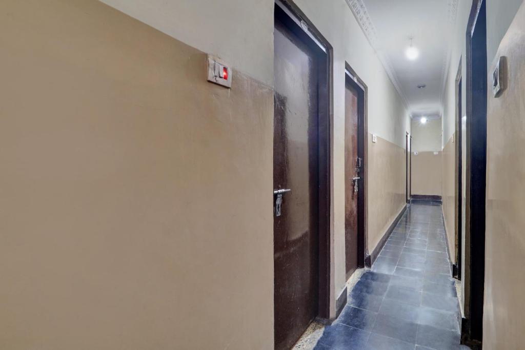 a hallway with a door and a tile floor at SPOT ON Gokul Residency Near Secunderabad Railway Station in Hyderabad