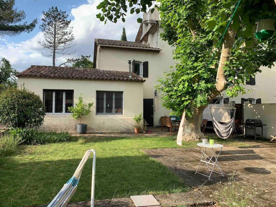 une cour avec une maison avec une batte de baseball dans l'établissement Maison en campagne aixoise, à Aix-en-Provence