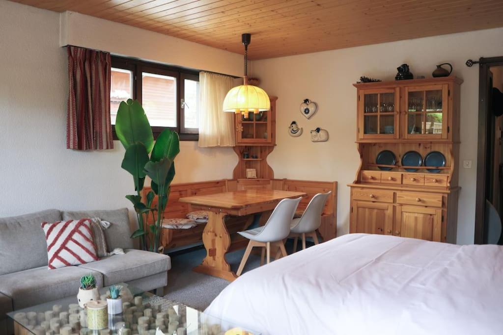 朗斯的住宿－Les Sérandes，客厅配有床和桌椅
