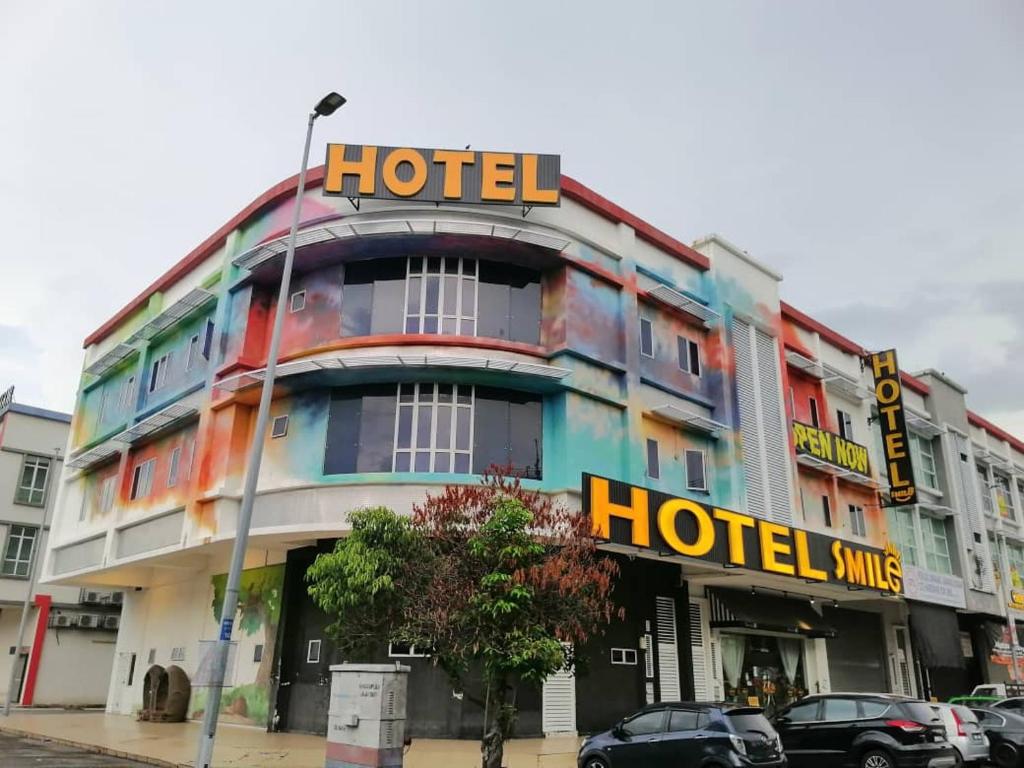 um hotel com uma fachada colorida numa rua em Smile Hotel Shah Alam ICity em Shah Alam