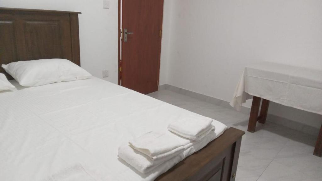 una camera da letto con un letto con quattro asciugamani di Oasis Villa a Negombo
