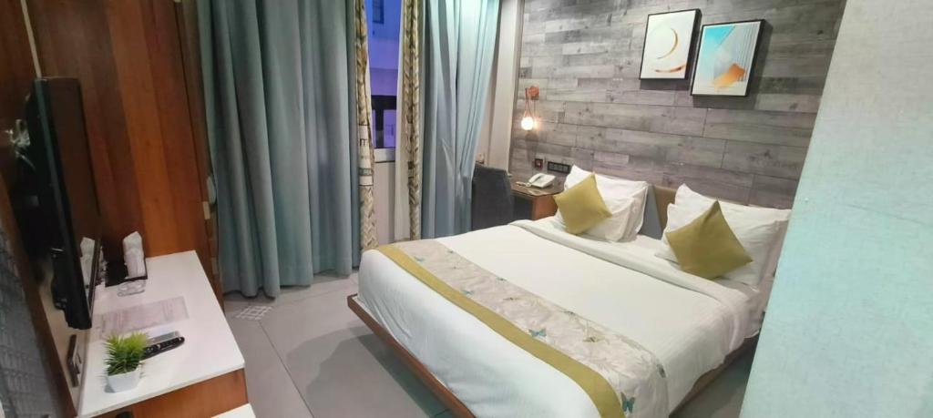 Giường trong phòng chung tại Hotel RG Exclusive - Akola
