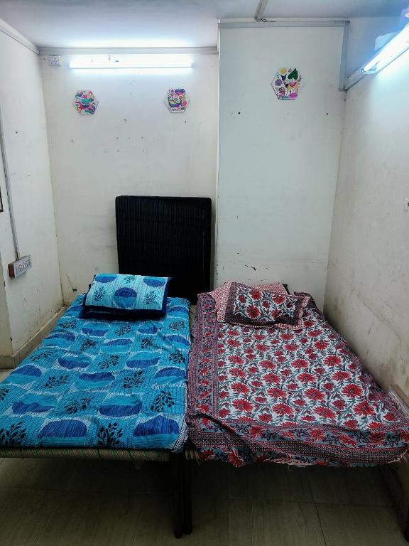 Кровать или кровати в номере KGN Homestay Near Dargah Sharif