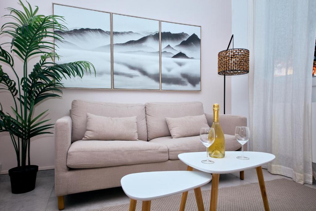 un salon avec un canapé et une table dans l'établissement Appartement T3 15min des plages, à Marseille