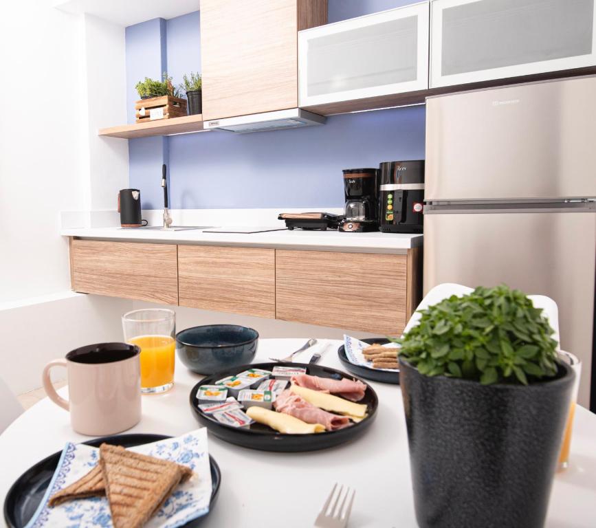 Kuchyň nebo kuchyňský kout v ubytování MY PHOS Boutique Apartments